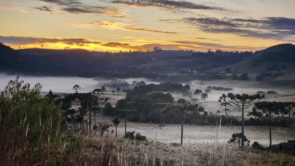 Vale do Caminhos da Neve amanhece coberto por gelo nesta manhã