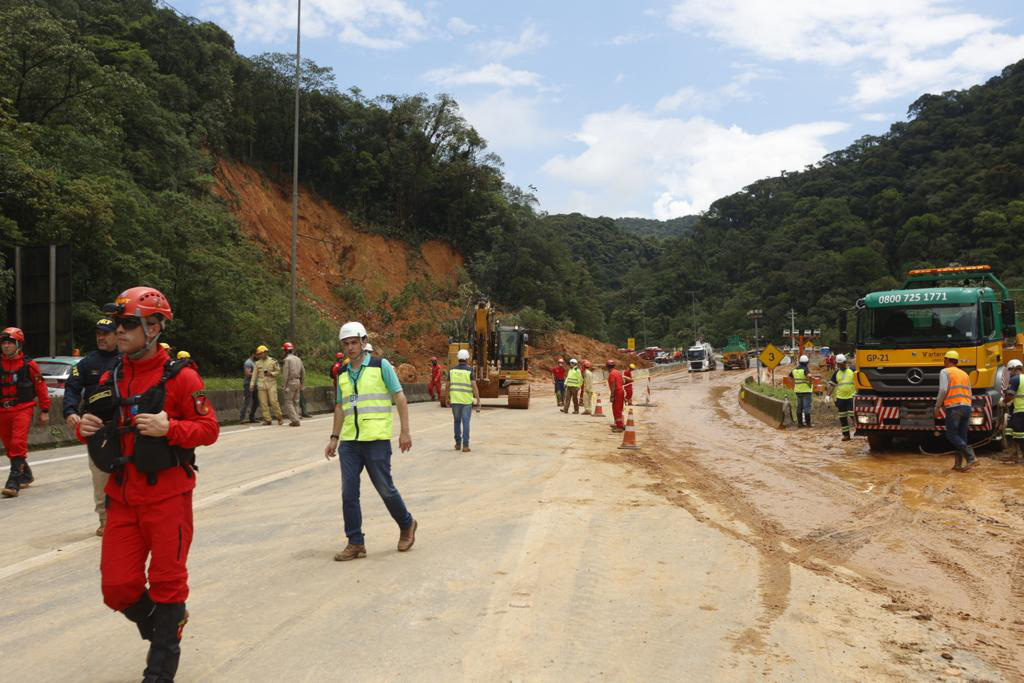 Busca por vítimas de deslizamentos no Paraná continua nesta sexta