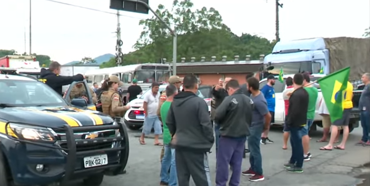 Caminhoneiros bloqueiam rodovias em oito estados, nesta segunda