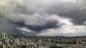 Clima ao Vivo registra passagem de fortes chuvas em Belo Horizonte 