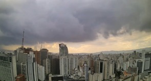 Câmeras registram formação de chuva na Grande São Paulo