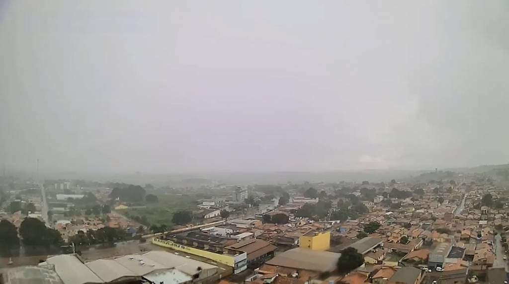 Frente fria se afasta para o oceano mas ainda provoca chuvas no Sul e Sudeste