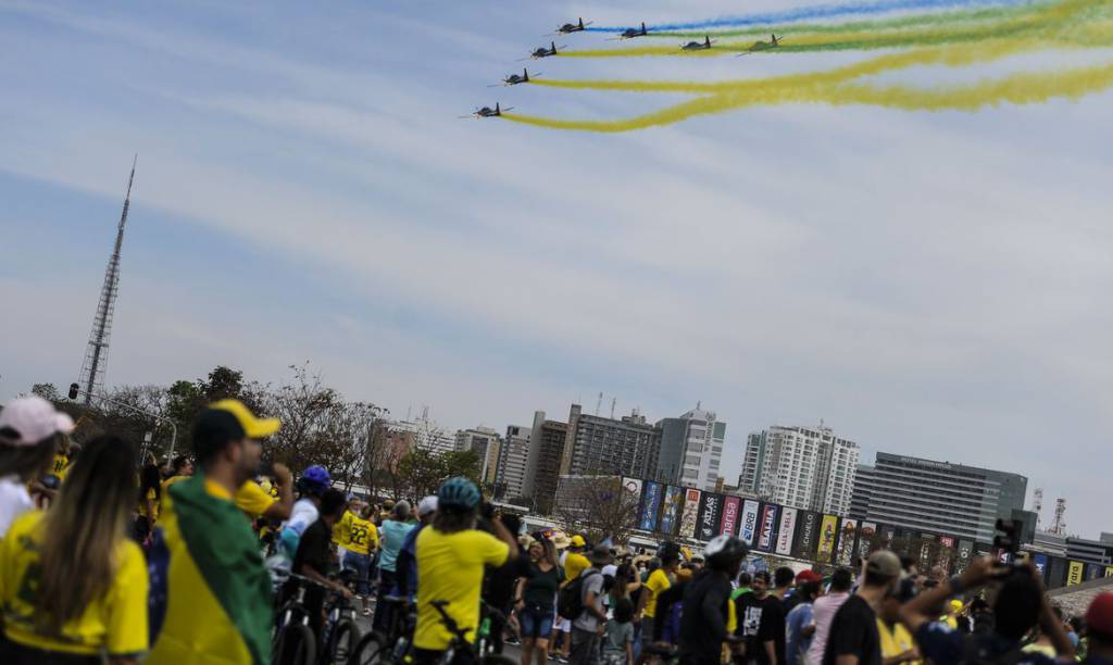 Desfile cívico de 7 de setembro reúne multidão na Esplanada