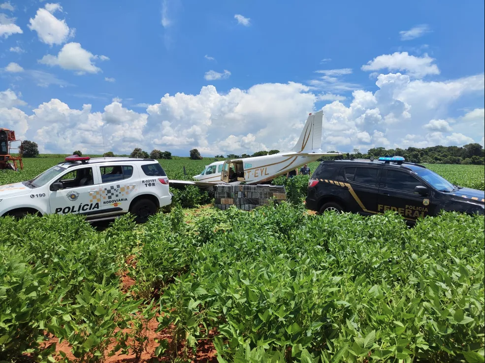 Avião é perseguido pela FAB e faz pouso forçado em plantação de soja