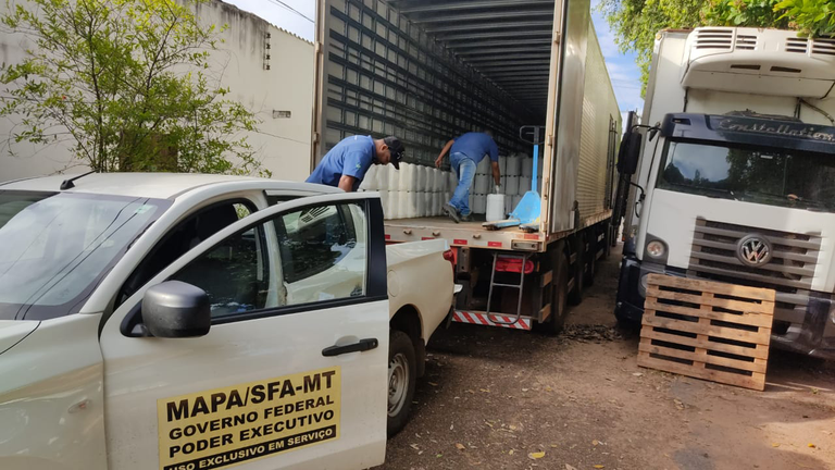 Força-tarefa apreende e incinera 24 mil litros de agrotóxicos falsificados