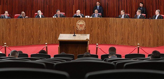 Julgamento contra Bolsonaro é suspenso pelo TSE