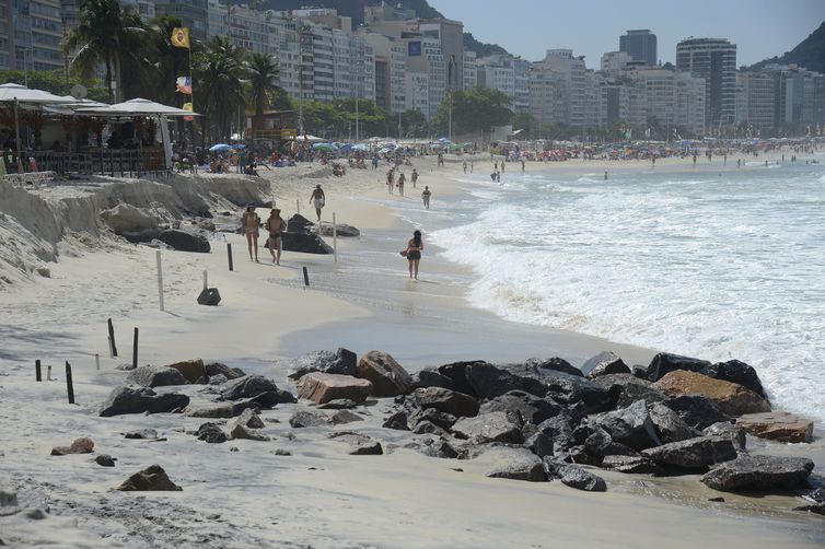 Frio, chuva e ondas de 3 metros no Rio de Janeiro, neste final de semana 