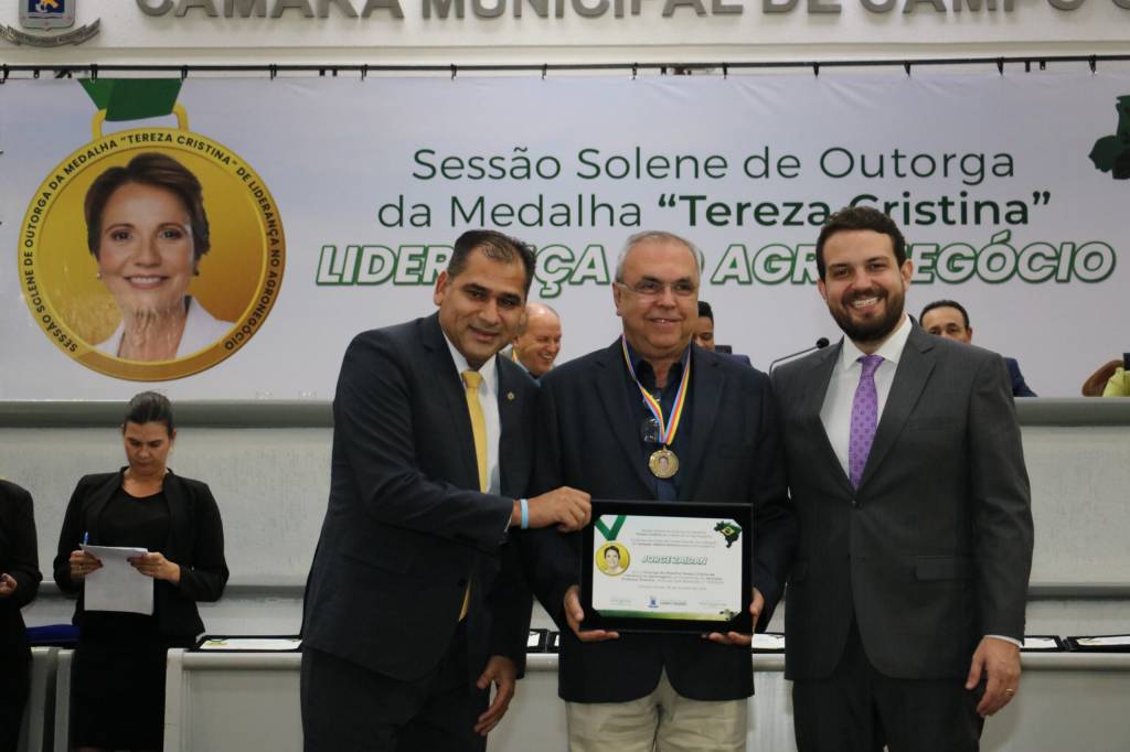 Apresentador do Canal do Boi recebe medalha Tereza Cristina