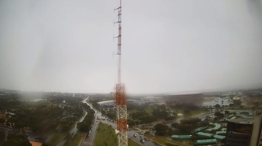 Clima ao Vivo registra passagem de chuva e neblina em Brasília