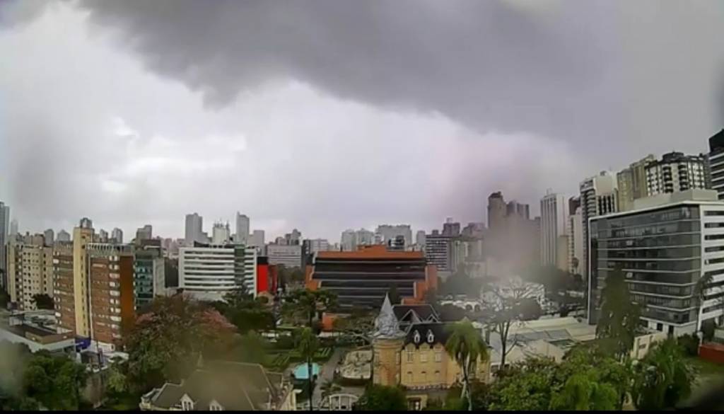 Clima ao Vivo registra avanço de chuva intensa em Curitiba 