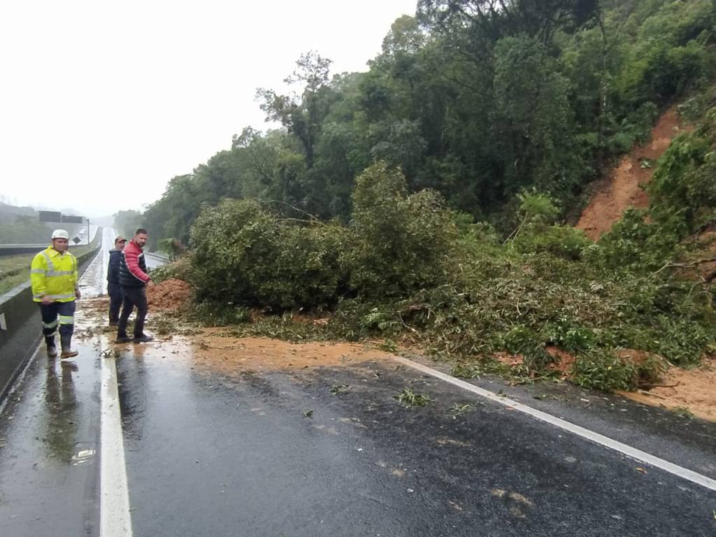 Rodovias no Paraná seguem bloqueadas nesta quarta 