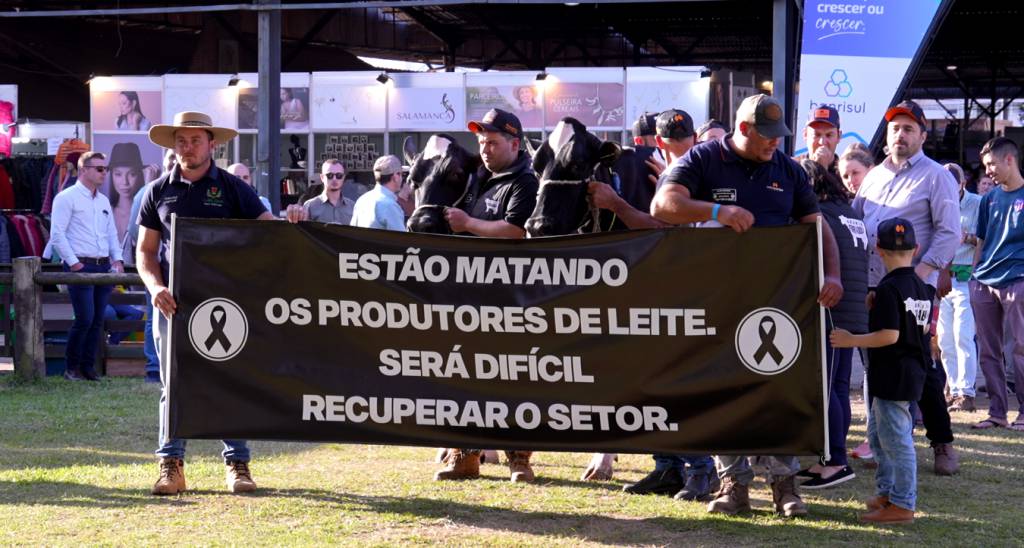 Concurso da raça Holandesa é marcado por protesto do setor leiteiro