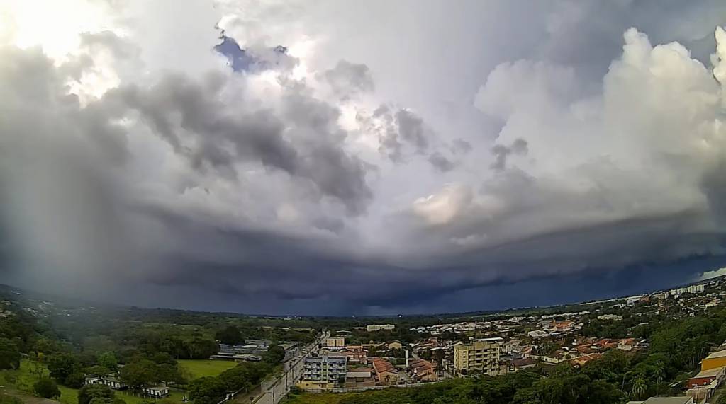 Clima ao Vivo registra formação de chuva intensa em Porto Velho