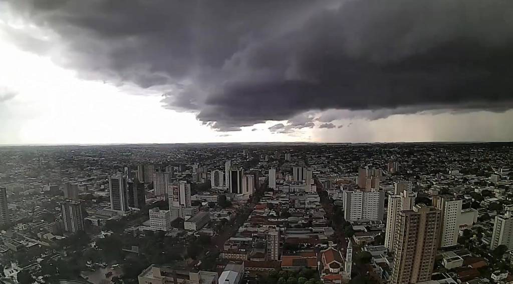 Clima ao Vivo registra formação de chuva em Campo Grande
