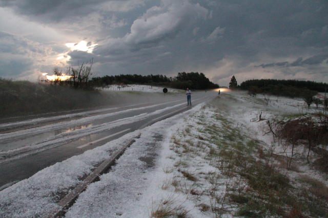 Chuva de granizo atinge rodovia BR-040