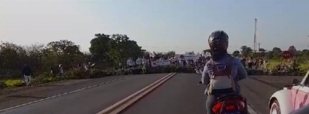 Manifestantes bloqueiam BR-163 e reivindicam assentamento 