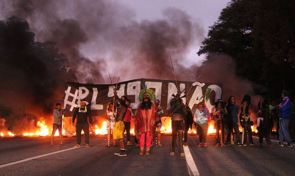 Indígenas bloqueiam rodovias contra votação do marco temporal