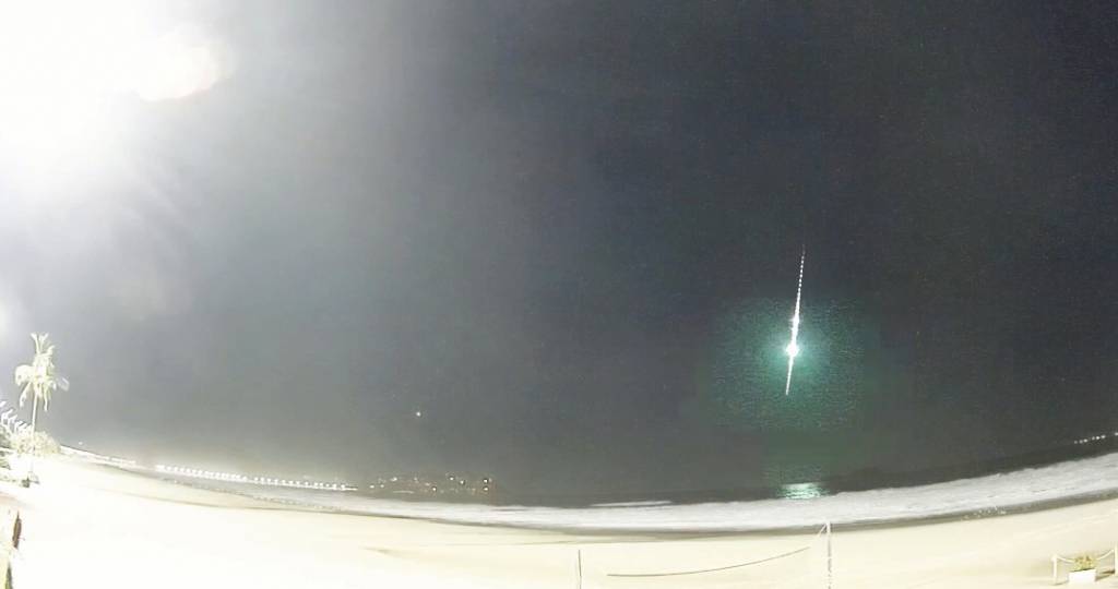 Clima ao Vivo registra queda de meteoro em São Paulo