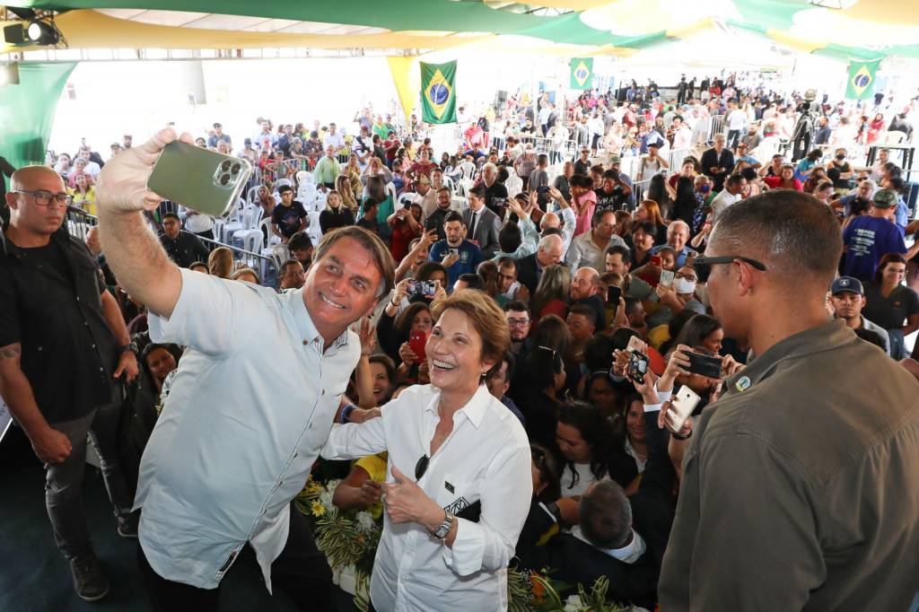 Com Tereza Cristina na garupa, Bolsonaro participa de 'motociata' em MS