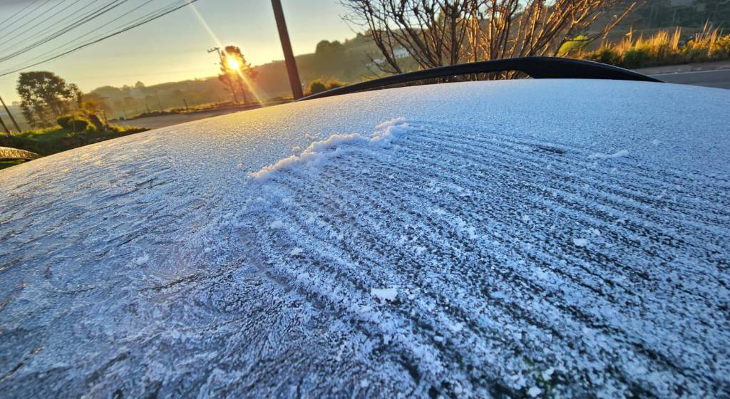 Semana começa com geada no Vale dos Caminhos da Neve