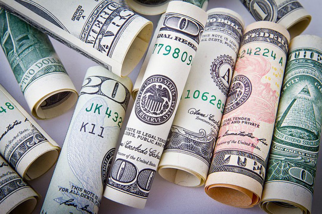Dólar sobe e bolsa opera em queda
