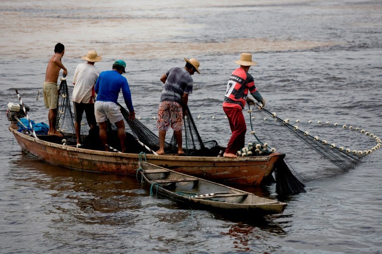 Governo autoriza pagamento de seguro-defeso aos pescadores prejudicados pelo vazamento de óleo no litoral do Nordeste