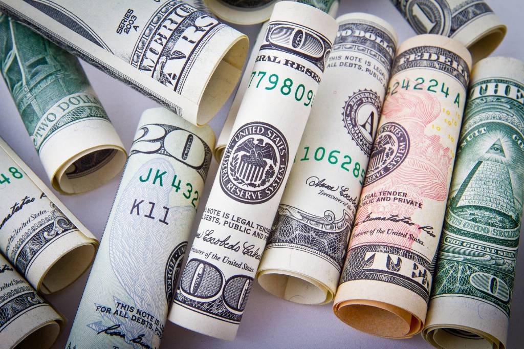 Dólar renova recorde e se aproxima de R$ 4,40