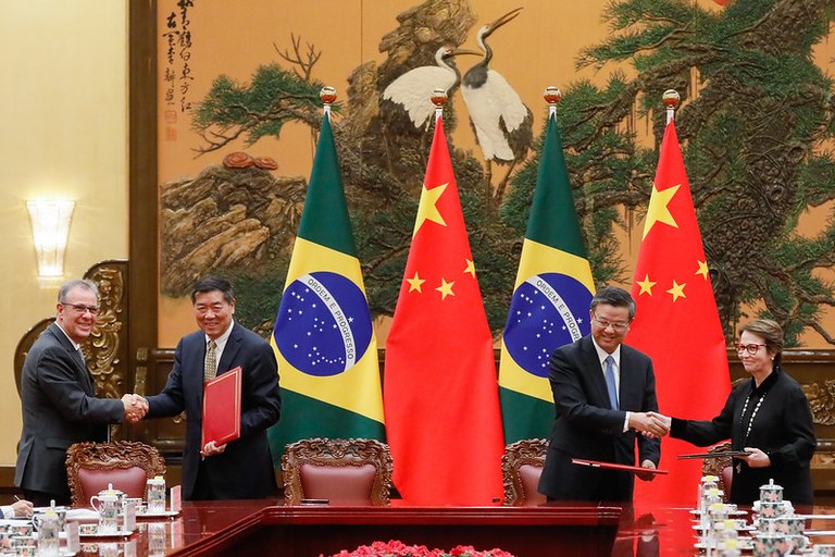 Brasil e China assinam protocolos sanitários para embarque de carne termoprocessada e farelo de algodão para o país asiático