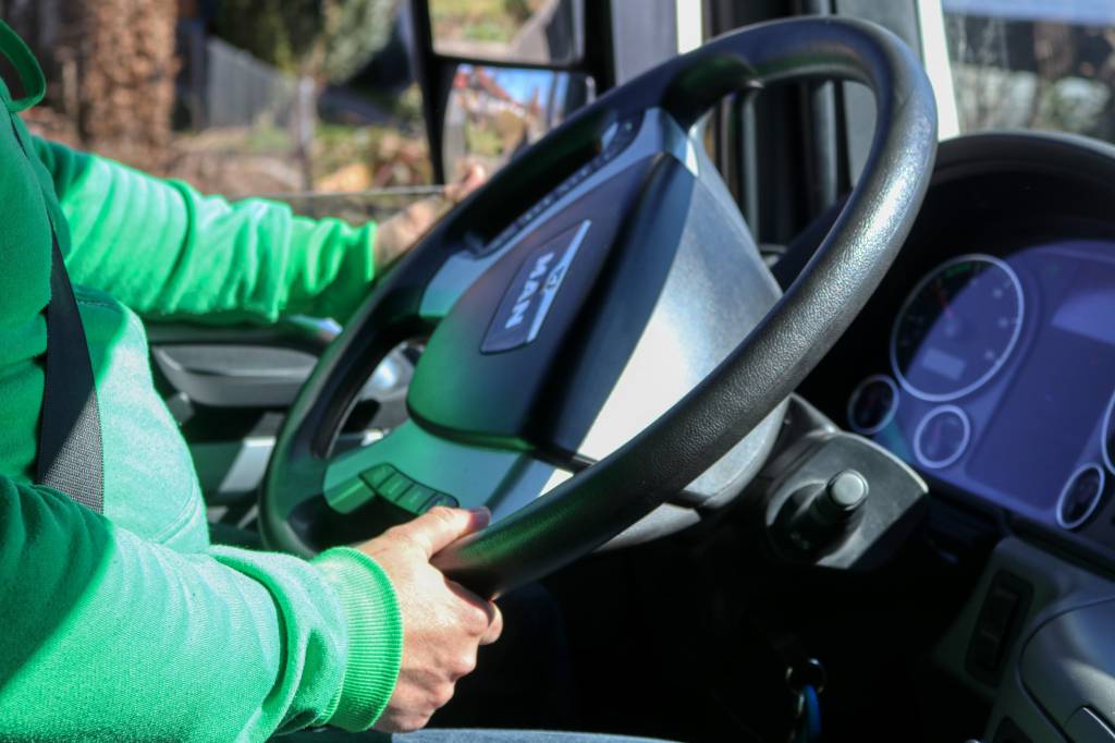 A vida de quem transporta no país: caminhoneiros e a Covid-19