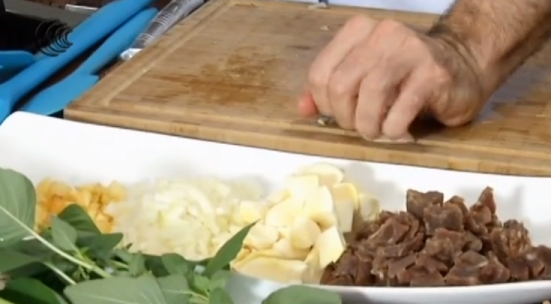 Chef ensina como preparar uma deliciosa receita utilizando Panc