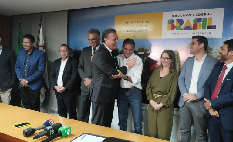 Carlos Fávaro anuncia apoio para produtores afetados por incêndios