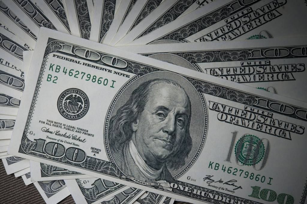 Dólar no fim de 2025 continua em R$ 5,45, projeta Focus