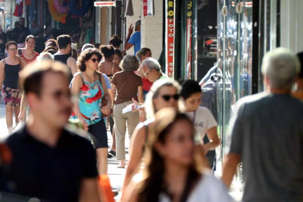 Alta na confiança do comércio em abril recupera metade da perda dos 4 meses anteriores, diz FGV