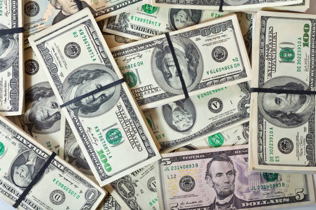 Dólar abre em leve alta com reação inicial à operação dos EUA na Venezuela