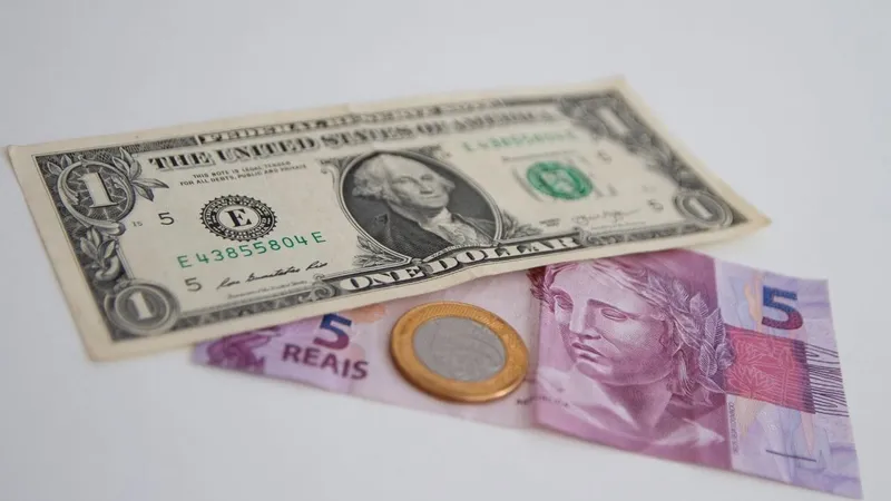 Dólar tem 8º pregão consecutivo de queda com fluxo externo e fecha a R$ 5,63