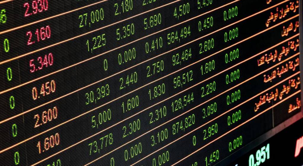 Ibovespa vira no fim e sobe 0,05%, aos 135,1 mil; na semana, avança 0,29%