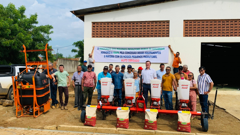 Pequenos agricultores recebem kits de irrigação e maquinários no Oeste e Sudoeste da Bahia