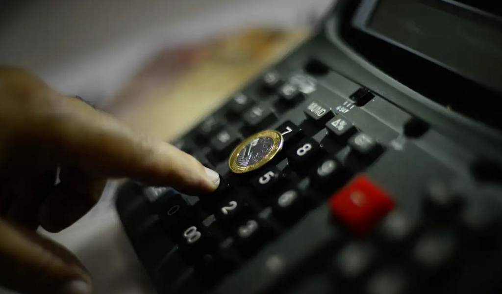 Taxas de juros sobem com foco em reuniões de política monetária do Brasil e dos EUA