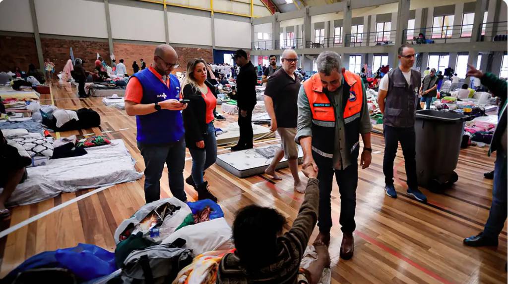 Quase 70 mil pessoas estão em abrigos no RS devido às fortes chuvas