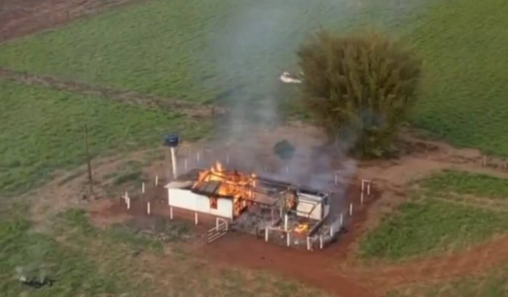 Indígenas ocupam fazenda e colocam fogo em maquinários e casa em Caarapó/MS