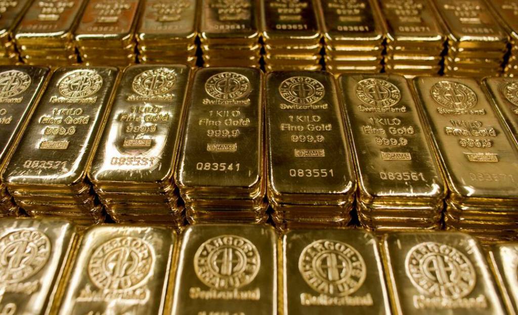 Ouro fecha em queda, abaixo de US$ 3.200, e atinge menor nível em um mês