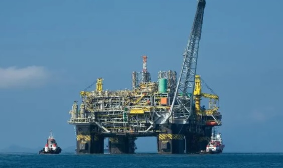 Petróleo fecha em queda em meio a rumores de que Arábia Saudita quer acelerar produção