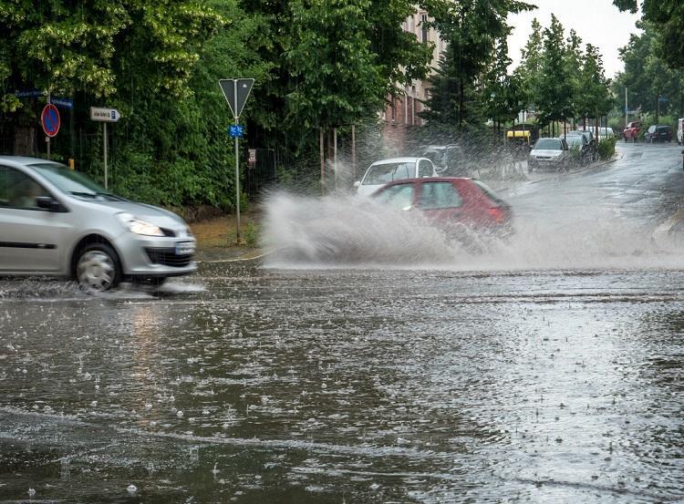 Frente fria muda o tempo no Sul e mantém alerta de chuva no Sudeste neste sábado
