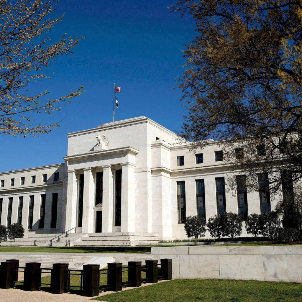 Fed: Inflação permanece elevada em relação à meta de 2%
