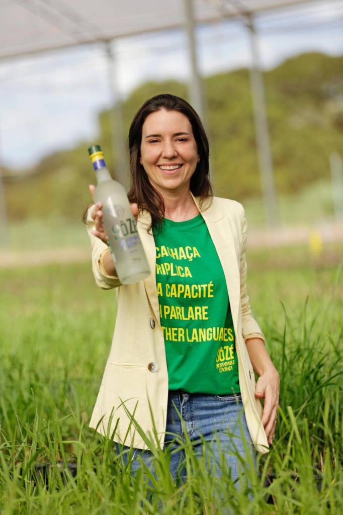 Modelo de produção sustentável na produção de cana-de-açúcar vai do adubo à cachaça