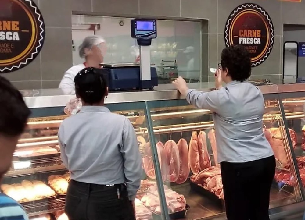 Frango perde espaço: competitividade frente à carne suína despenca quase 70% em um ano