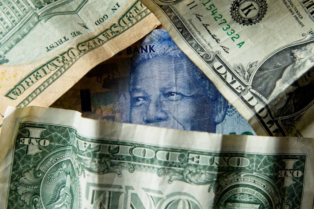 Dólar recua com alívio em petróleo e esforços para liberar Estreito de Ormuz