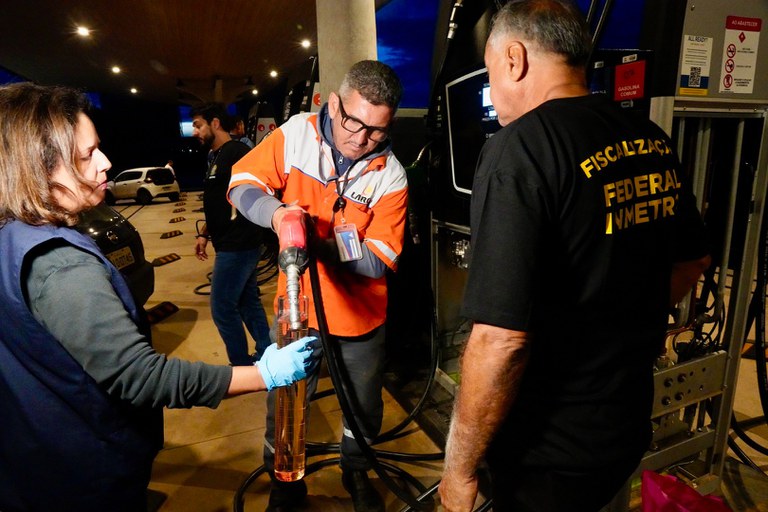 Inmetro e ANP fazem operação nacional contra fraudes em postos de combustíveis