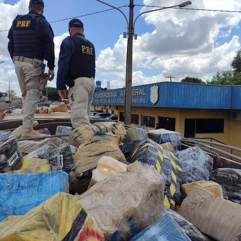 Carreta de milho é apreendida com drogas em MS