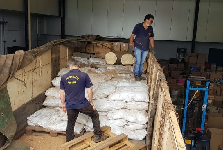 Ministério da Agricultura e Receita Federal apreendem 56 toneladas de defensivos agrícolas contrabandeados